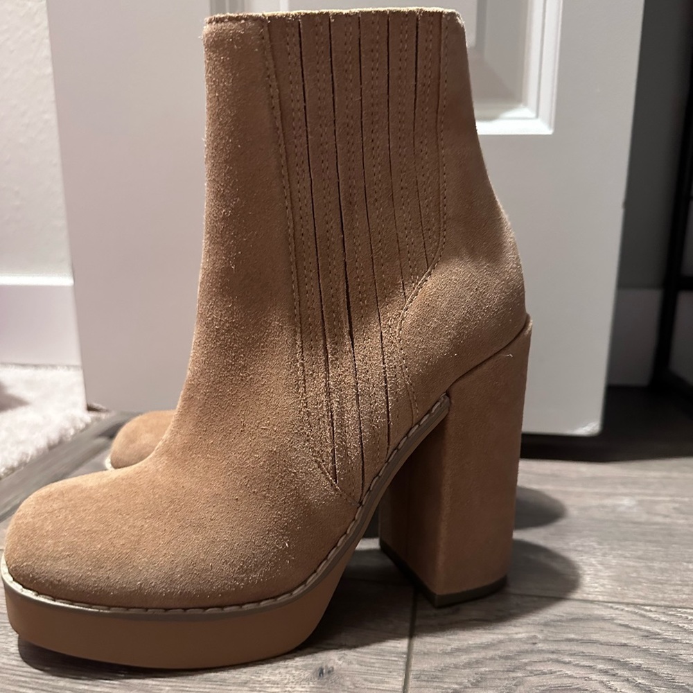 Steve Madden Camel Color Platform Booties Nwot - image 1